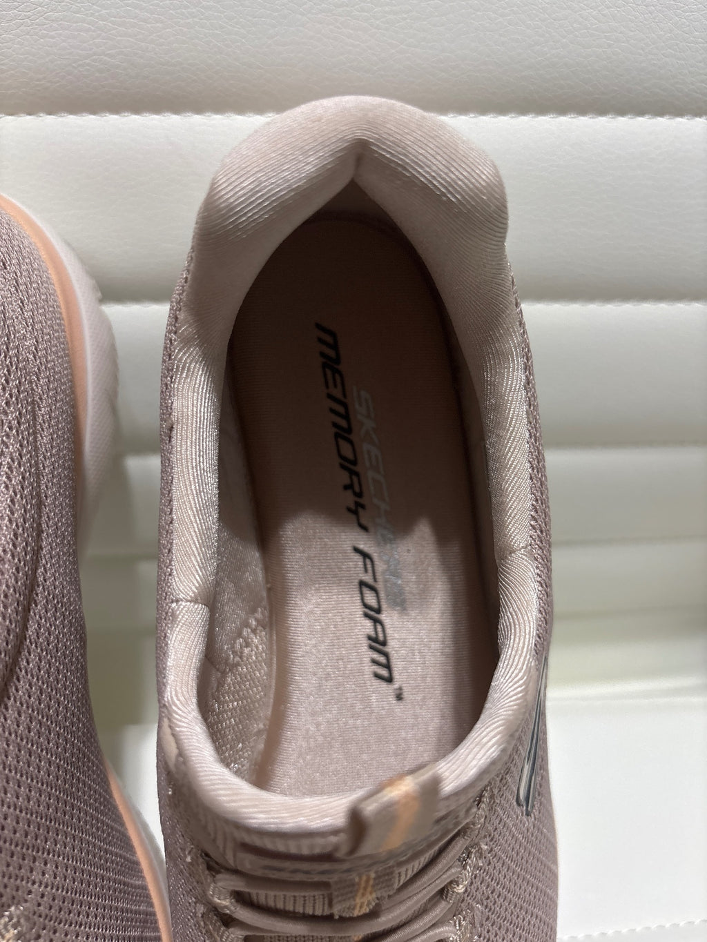 Skechers Women's Lightweight Machine Washable Sneakers with Memory Foam Size 6.5