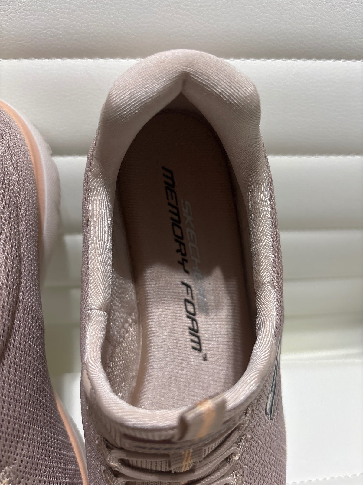 Skechers Women's Lightweight Machine Washable Sneakers with Memory Foam Size 6.5
