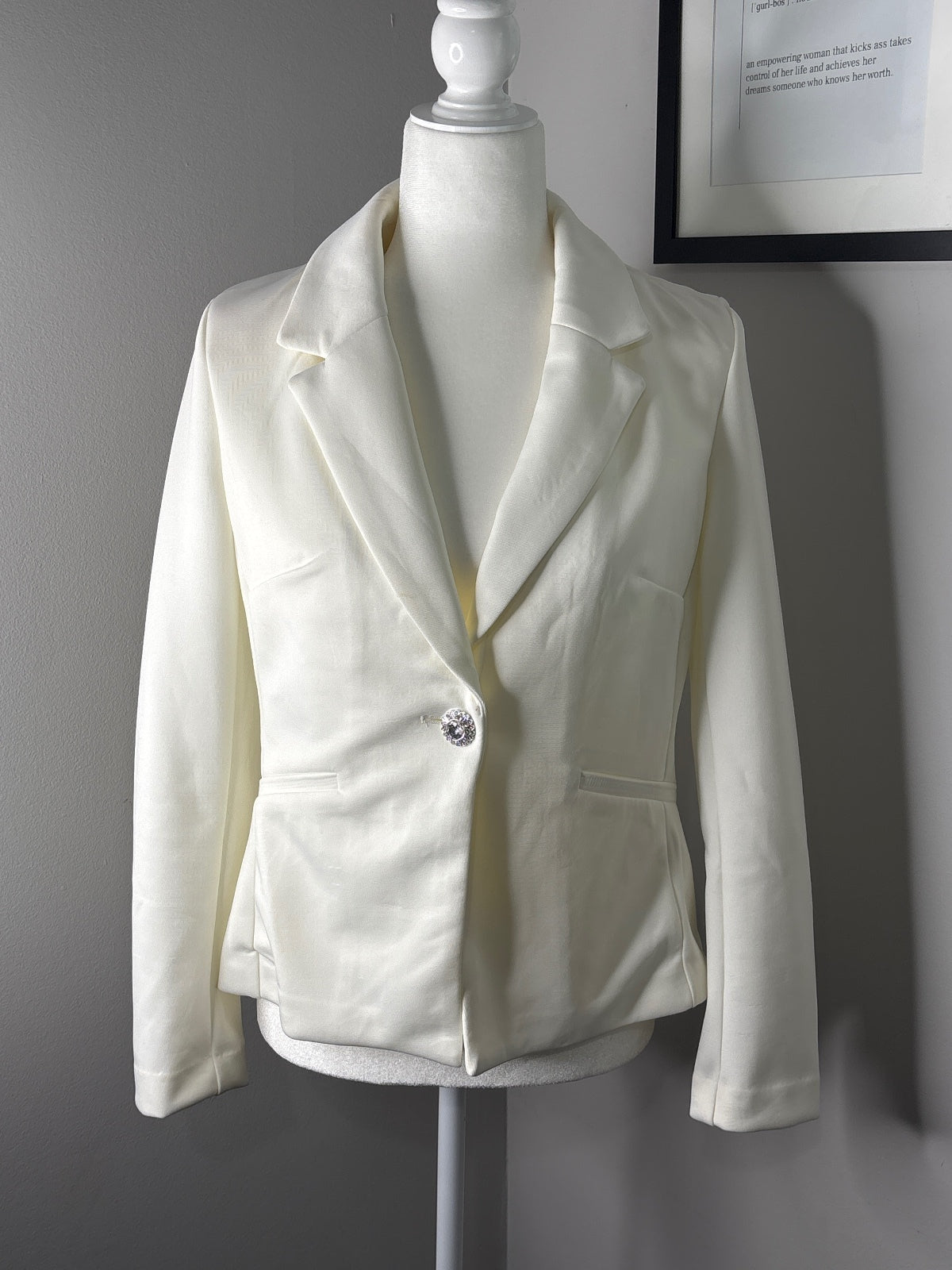Elegant White Single-Button Blazer with Decorative Crystal Button