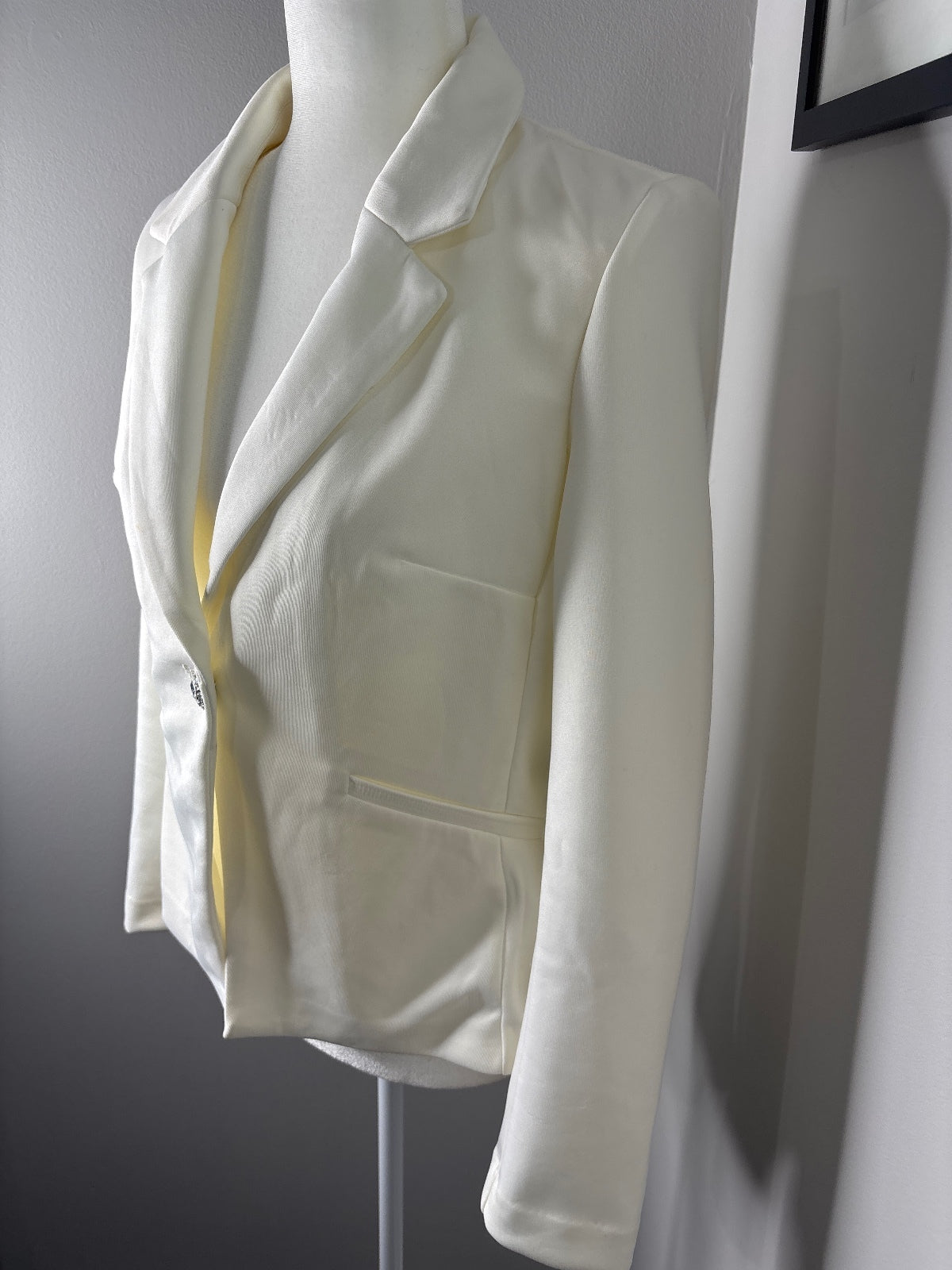 Elegant White Single-Button Blazer with Decorative Crystal Button
