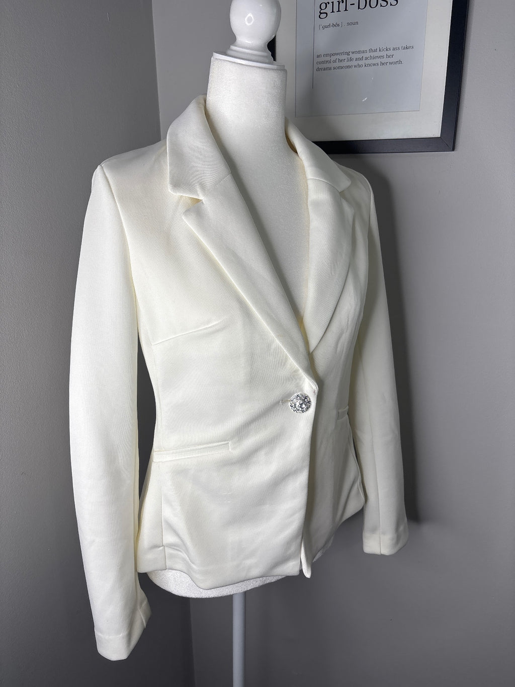 Elegant White Single-Button Blazer with Decorative Crystal Button