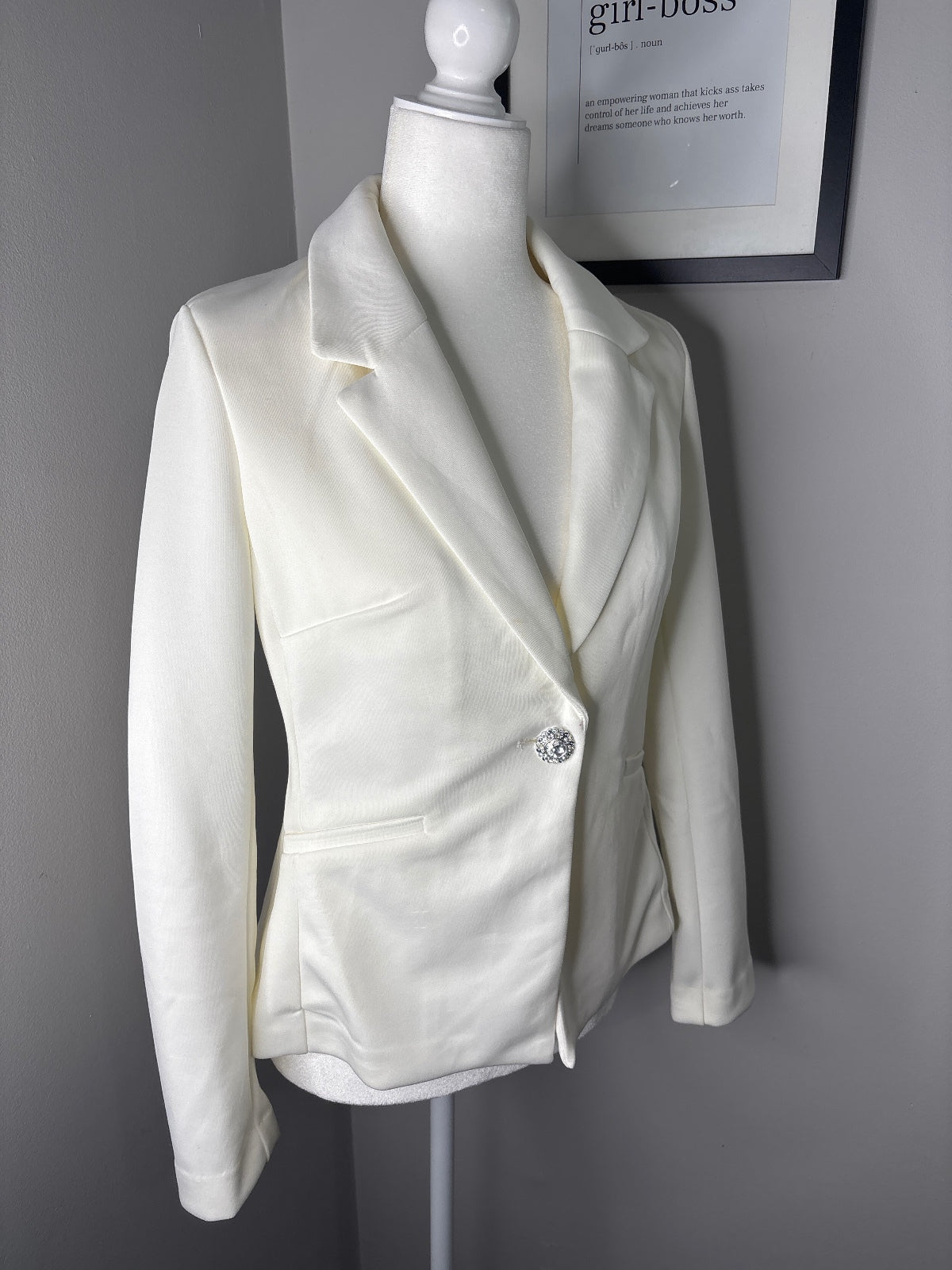Elegant White Single-Button Blazer with Decorative Crystal Button